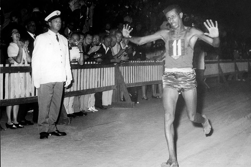 Abebe Bikila en el maratón de Roma 1960