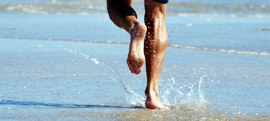 Correr descalzo en la playa