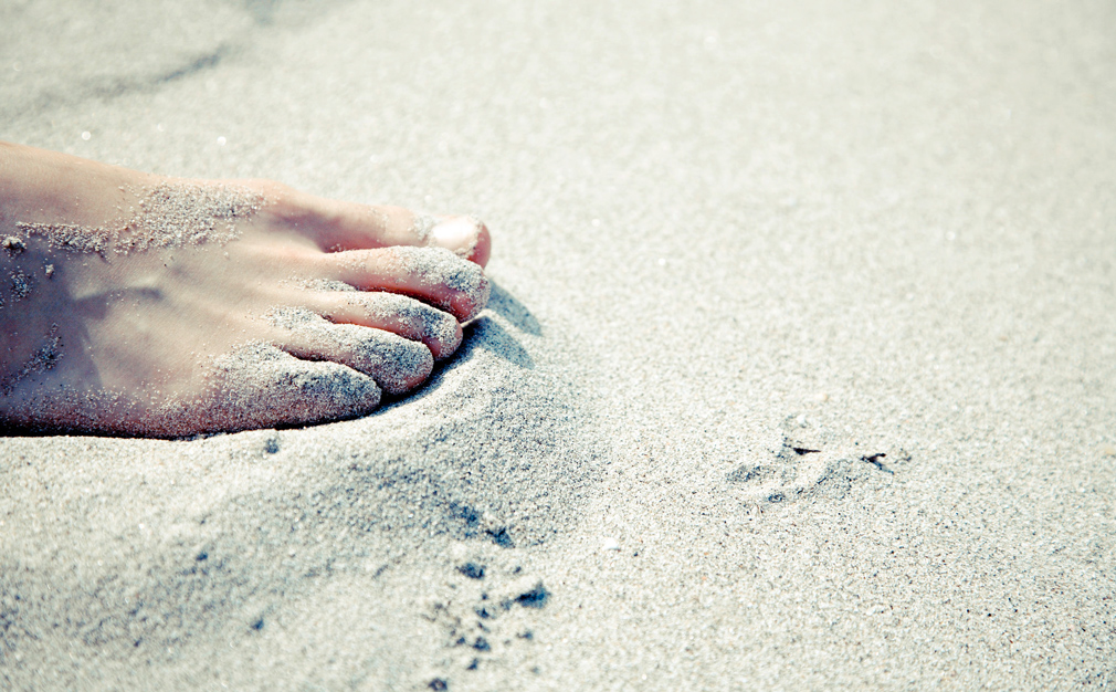 Pies descalzo en la arena
